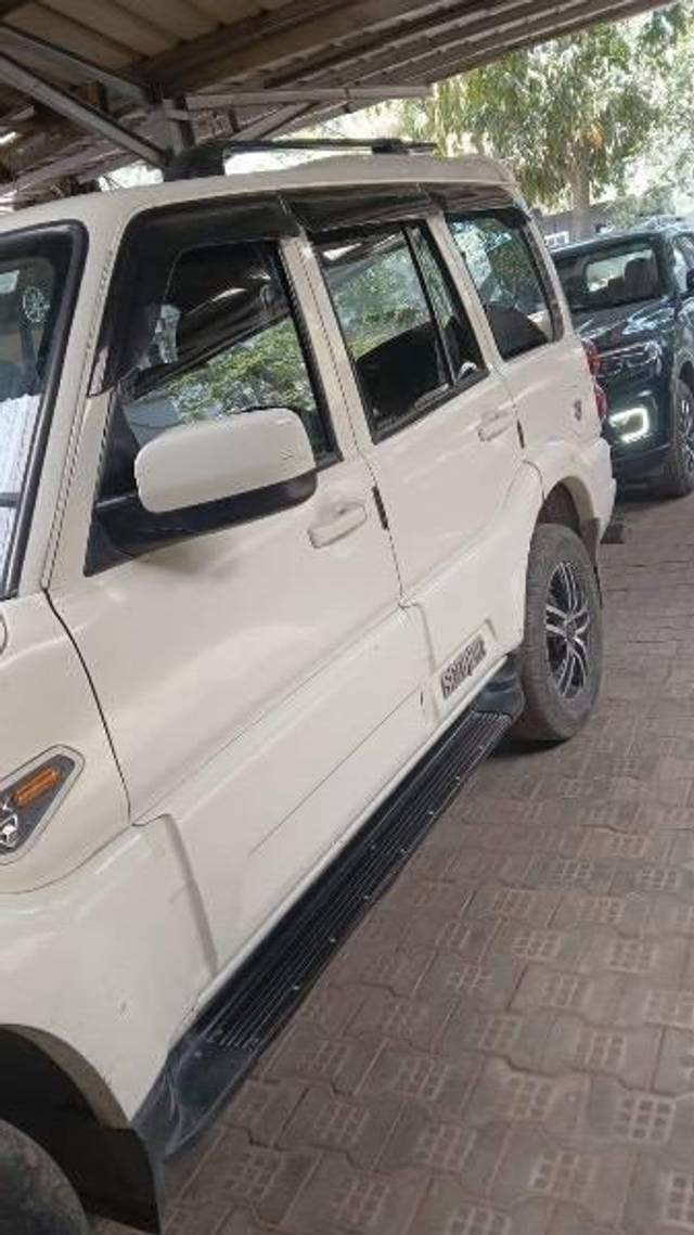https://images10.gaadi.com/usedcar_image/4451714/original/processed_4f3d7f6b-7e20-4516-8105-32b5df8be382.jpeg?imwidth=6401
