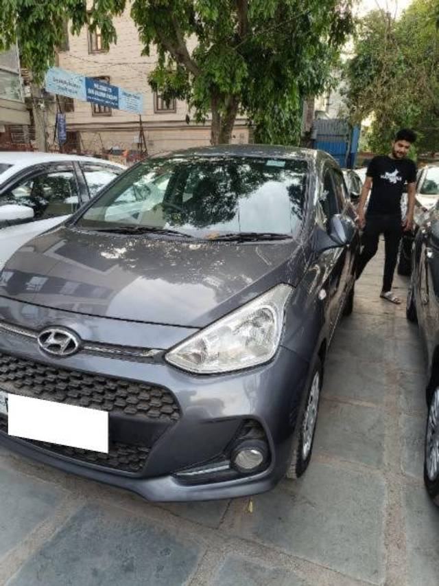 https://images10.gaadi.com/usedcar_image/4451900/original/processed_62e1aa76-fccd-4efd-bd0e-89cd8c00406a.jpg?imwidth=6402