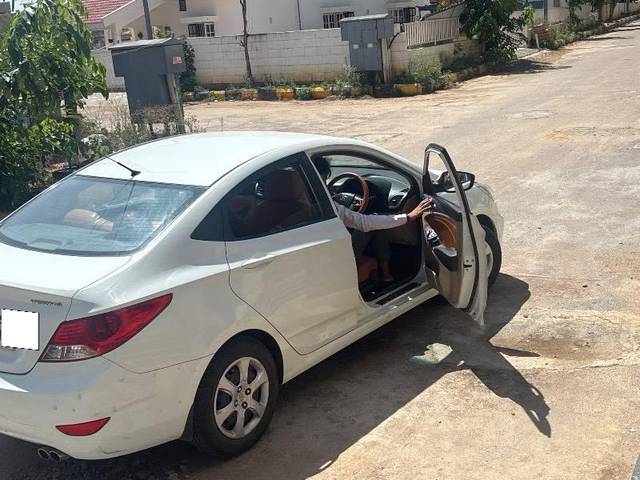 https://images10.gaadi.com/usedcar_image/4452429/original/processed_19dd8cf1-692c-4893-822b-d7f46c56560d.jpg?imwidth=6402