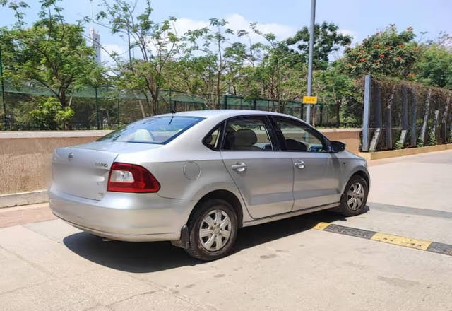 https://images10.gaadi.com/usedcar_image/4452529/original/50d0d20f-3228-43c5-8d88-4dde97f3f458.?imwidth=6401