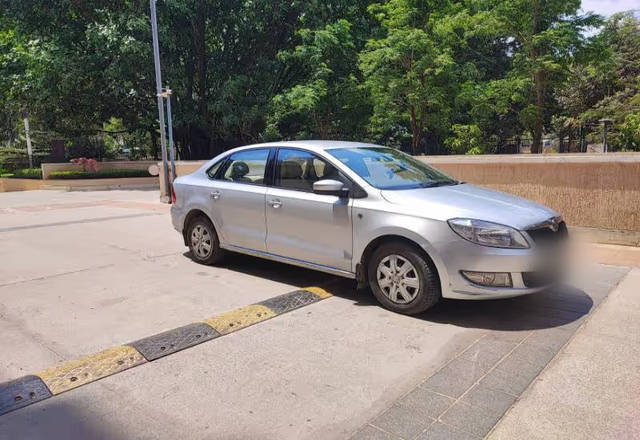 https://images10.gaadi.com/usedcar_image/4452529/original/d8170a70-2f0a-4d2a-a2c7-4d03891d59d7.?imwidth=6400