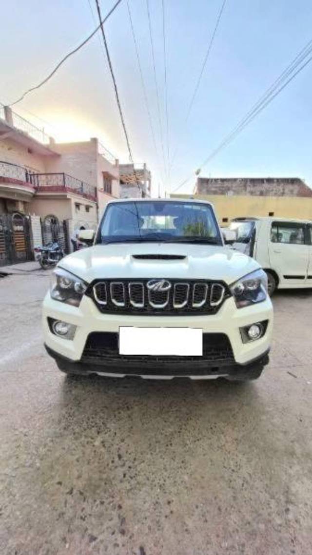 https://images10.gaadi.com/usedcar_image/4453450/original/processed_6d35a946-b232-472d-bd92-c63f7c3486ef.jpeg?imwidth=6400
