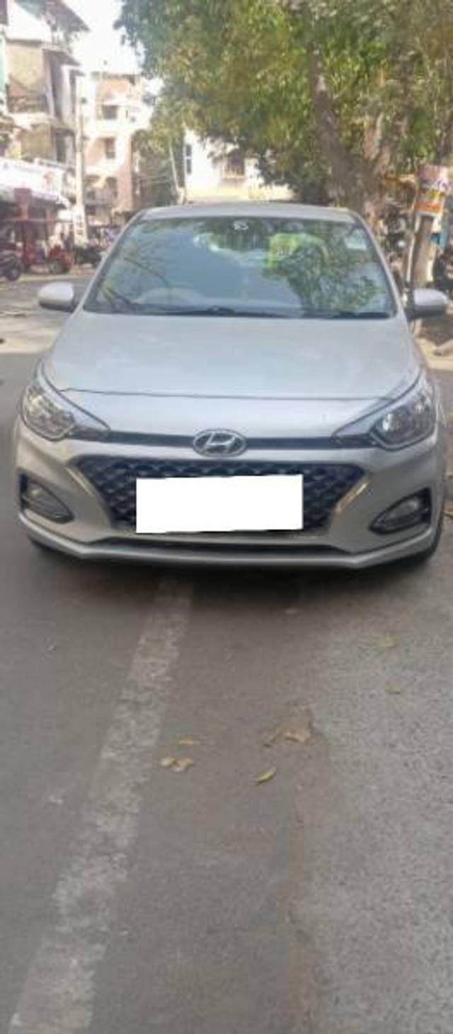 https://images10.gaadi.com/usedcar_image/4454092/original/processed_69c80669-844d-4932-84f2-e412e607154d.jpg?imwidth=6402