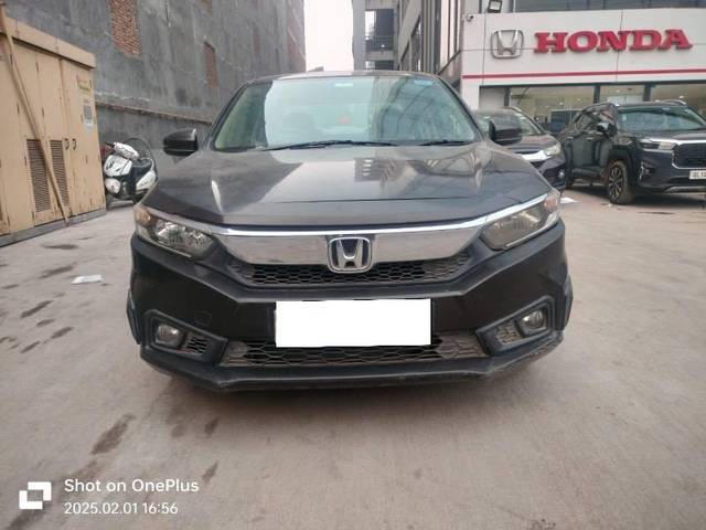 https://images10.gaadi.com/usedcar_image/4454705/original/processed_7653152f-0f68-435e-b017-1894cfc00091.jpeg?imwidth=6402