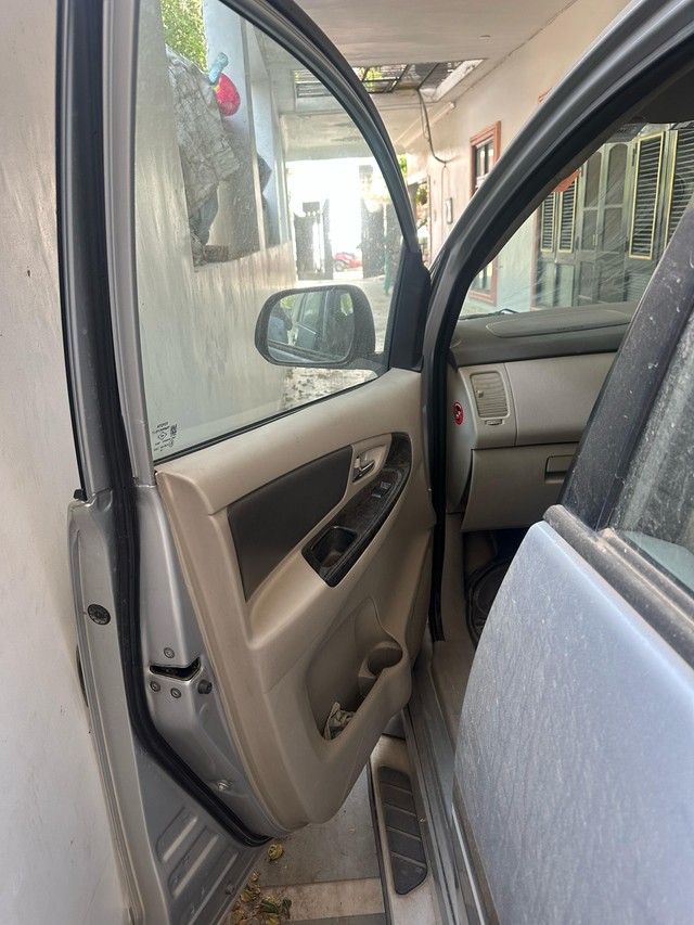 Second-hand 2014 Toyota Innova 2.5 G (Diesel) 7 Seater BS IV for sale in Lucknow-12