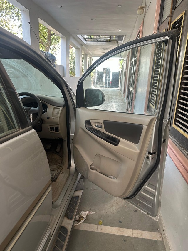 Second-hand 2014 Toyota Innova 2.5 G (Diesel) 7 Seater BS IV for sale in Lucknow-5