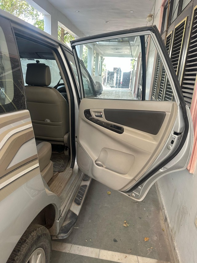 Second-hand 2014 Toyota Innova 2.5 G (Diesel) 7 Seater BS IV for sale in Lucknow-18