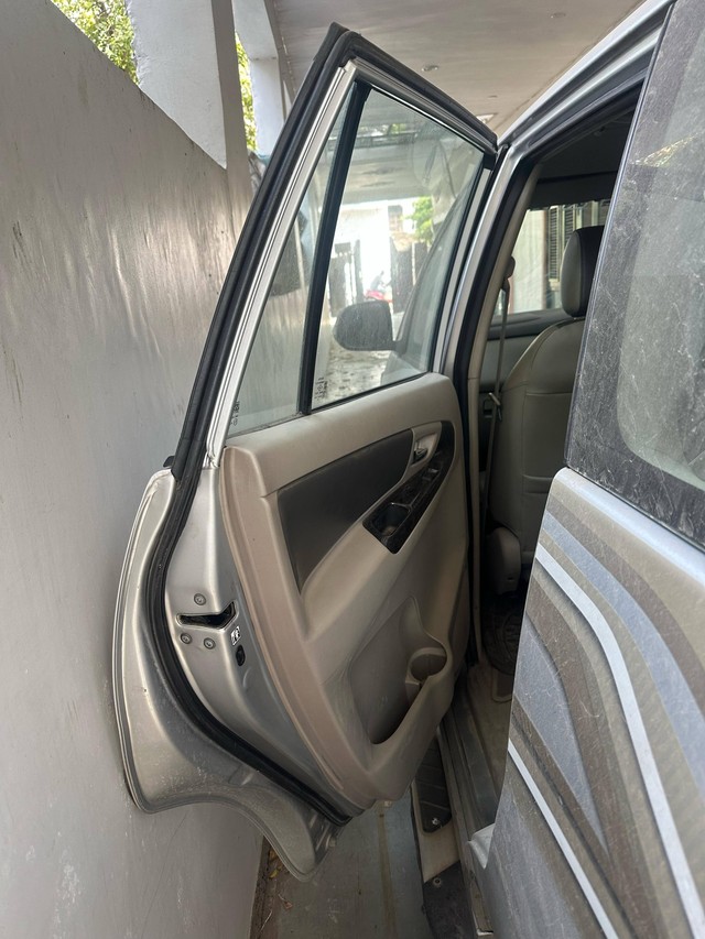 Second-hand 2014 Toyota Innova 2.5 G (Diesel) 7 Seater BS IV for sale in Lucknow-17