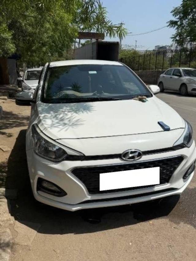 https://images10.gaadi.com/usedcar_image/4456596/original/processed_e3624f9a-78b0-4488-94b1-7c9e4d52a350.jpeg?imwidth=6400