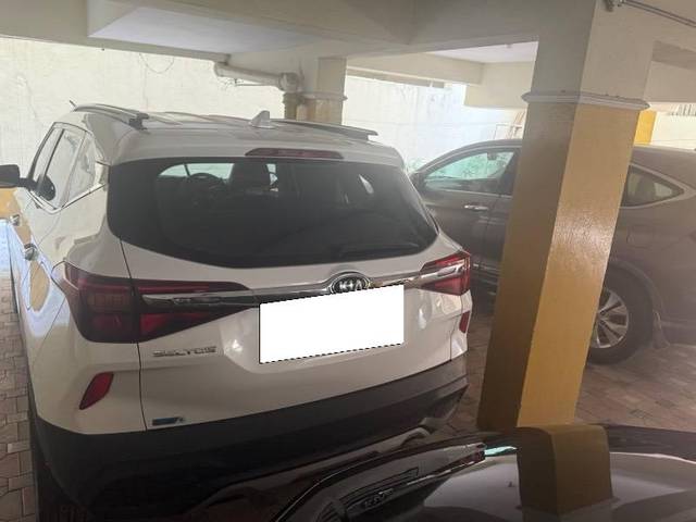 https://images10.gaadi.com/usedcar_image/4458087/original/processed_118e2aea-b2e2-4c81-9e92-e6fd9cf5e4b7.jpeg?imwidth=6401