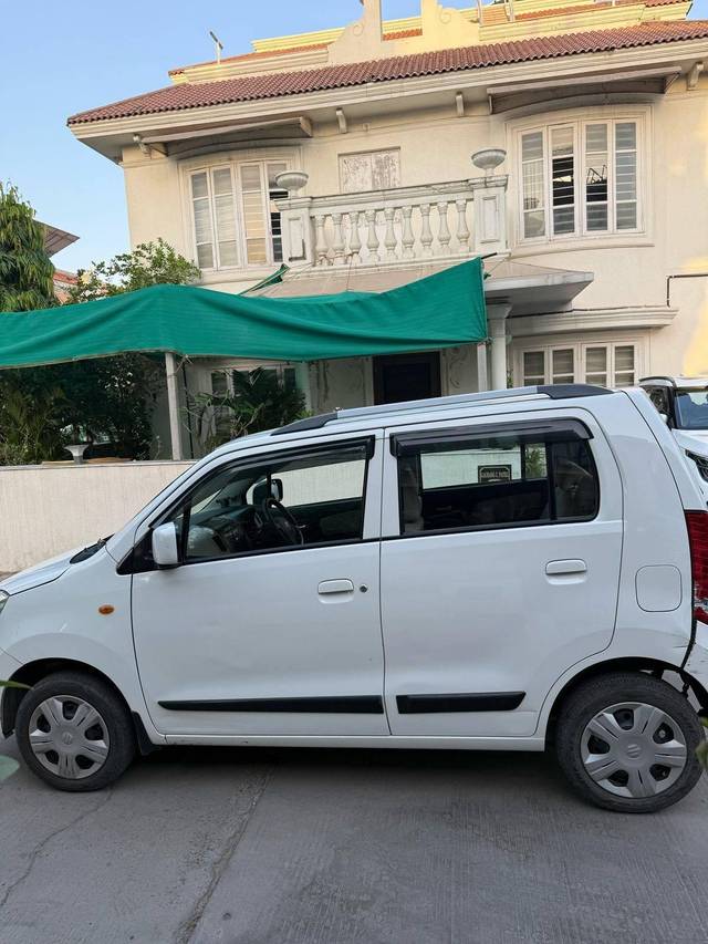 https://images10.gaadi.com/usedcar_image/4458267/original/processed_9830b503-ed79-443e-b07f-14e513a118c4.jpg?imwidth=6401