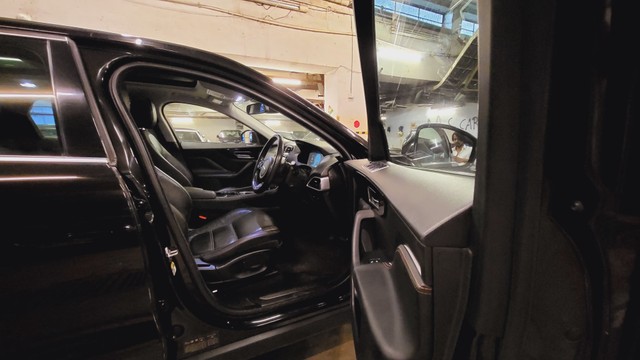 Second-hand 2017 Jaguar F-Pace Prestige 2.0 AWD for sale in Mumbai-8