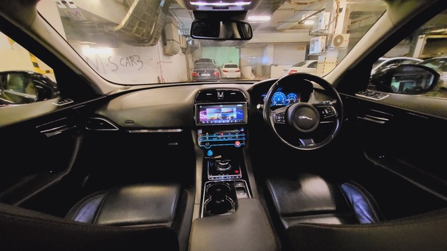 Second-hand 2017 Jaguar F-Pace Prestige 2.0 AWD for sale in Mumbai-7
