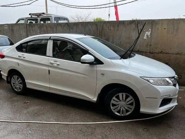 https://images10.gaadi.com/usedcar_image/4459196/original/processed_3a25fa7f-c9e7-4f52-94c6-ec8ee7288622.jpeg?imwidth=6400