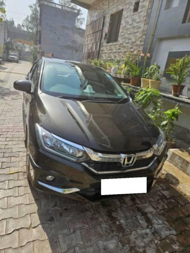 https://images10.gaadi.com/usedcar_image/4459538/original/processed_424f3139-314d-47dc-b5d5-615fc5bb241e.jpg?imwidth=6401