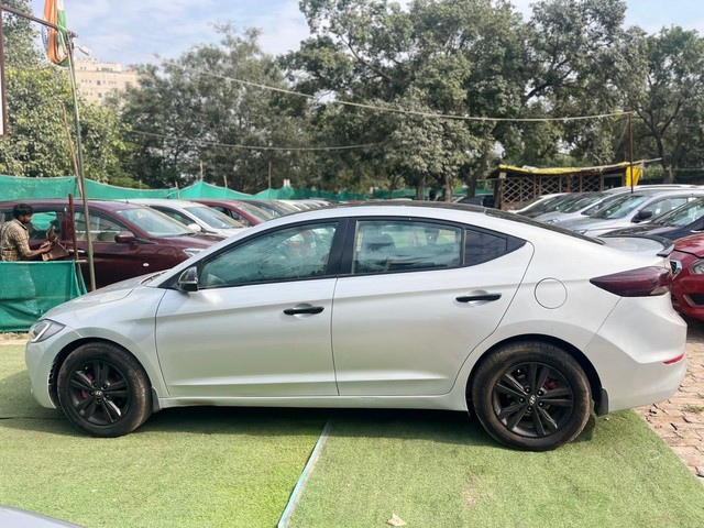 Second-hand 2017 Hyundai Elantra 2.0 S for sale in New Delhi-3