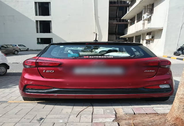 https://images10.gaadi.com/usedcar_image/4461168/original/4e10171f-2a7e-4fe0-88c2-b354d4eb381d.?imwidth=6402