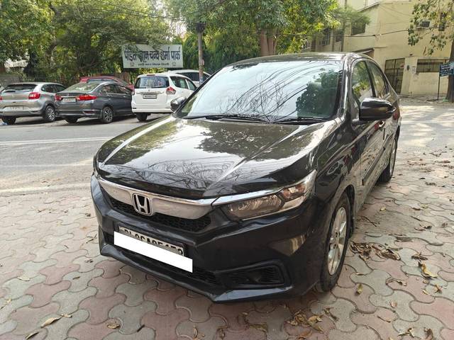 https://images10.gaadi.com/usedcar_image/4463665/original/processed_d219af9ae22417769f72e99016f15156.jpg?imwidth=6402