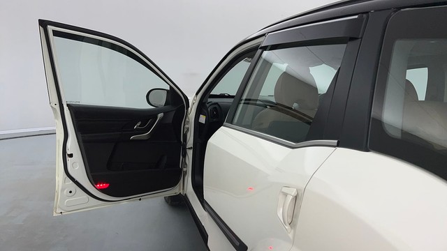 Second-hand 2019 Mahindra XUV500 W9 AT for sale in Lucknow-36