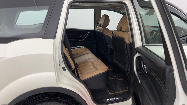 Second-hand 2019 Mahindra XUV500 W9 AT for sale in Lucknow-30