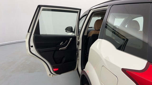 Second-hand 2019 Mahindra XUV500 W9 AT for sale in Lucknow-31