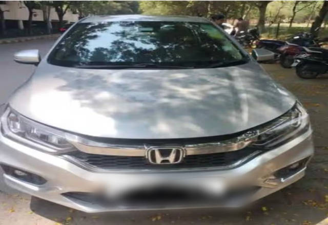 https://images10.gaadi.com/usedcar_image/4468180/original/b7a81792-b8eb-4c5d-b727-d97a62c33719.?imwidth=6400