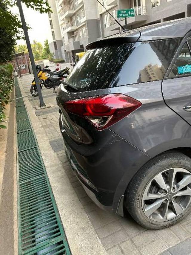 https://images10.gaadi.com/usedcar_image/4468344/original/processed_7ce0495f-99bd-4dd2-9be2-0831d94adb52.jpeg?imwidth=6402