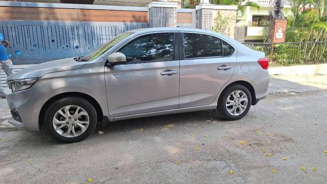 https://images10.gaadi.com/usedcar_image/4470990/original/processed_d8f0eb2a-7c56-4e72-bc12-cc0a8635fee1.jpg?imwidth=6400