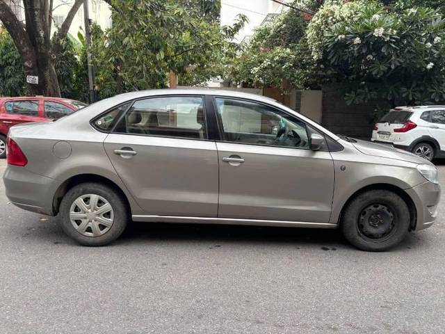 https://images10.gaadi.com/usedcar_image/4471130/original/processed_43c08592-d907-4b24-a32a-844a6a206a32.jpeg?imwidth=6401