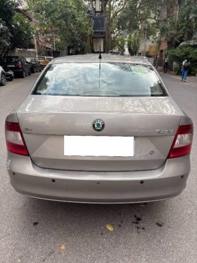 https://images10.gaadi.com/usedcar_image/4471130/original/processed_afdff498-65c9-43c2-981c-55b59d616bf5.jpeg?imwidth=6402