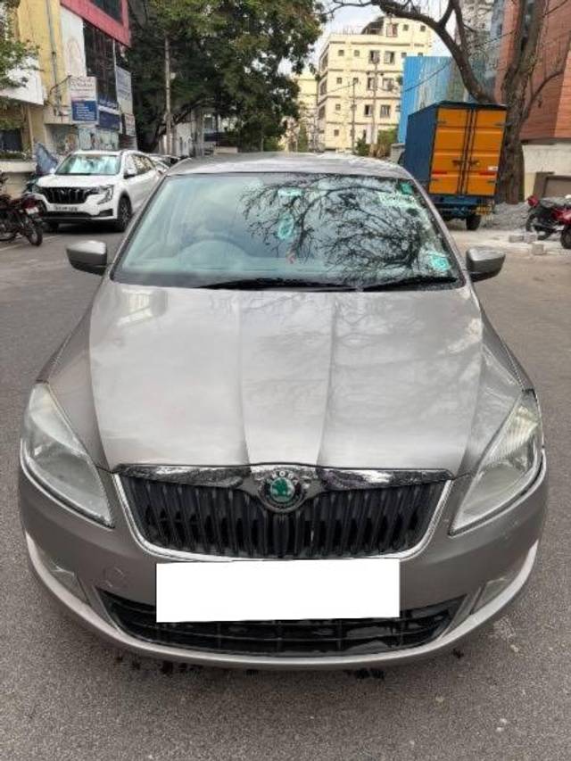 https://images10.gaadi.com/usedcar_image/4471130/original/processed_f57c854e-3734-46e5-a02d-f173893ddc4c.jpeg?imwidth=6400
