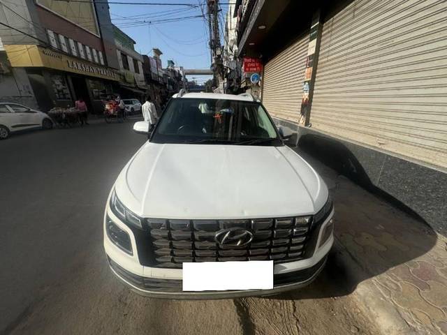 https://images10.gaadi.com/usedcar_image/4471725/original/processed_3393fb5c-28a7-46bc-992d-7764ea247a1e.jpg?imwidth=6401