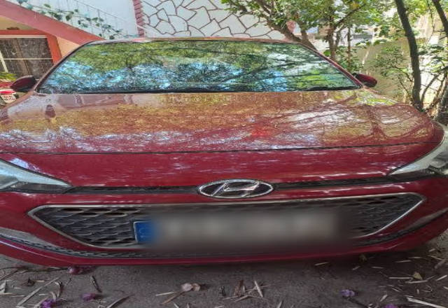 https://images10.gaadi.com/usedcar_image/4471926/original/f64a50a2-16b0-407f-a82e-b40bfdda7be3.?imwidth=6400