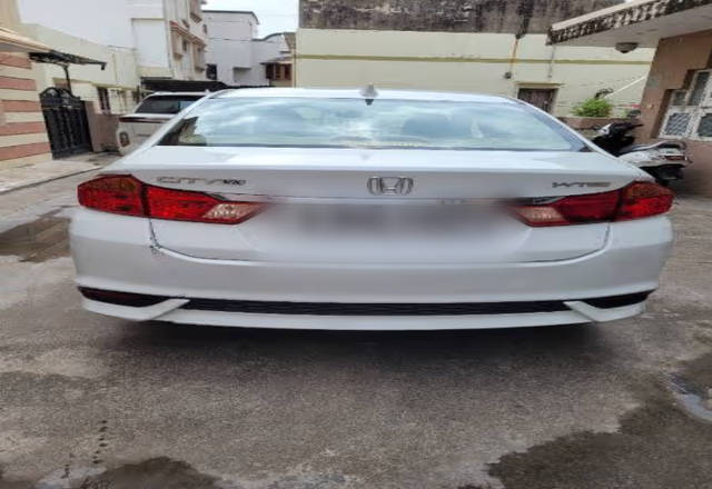 https://images10.gaadi.com/usedcar_image/4472428/original/7d477fa5-ffa7-4033-9011-c6a5d6cd5427.?imwidth=6402
