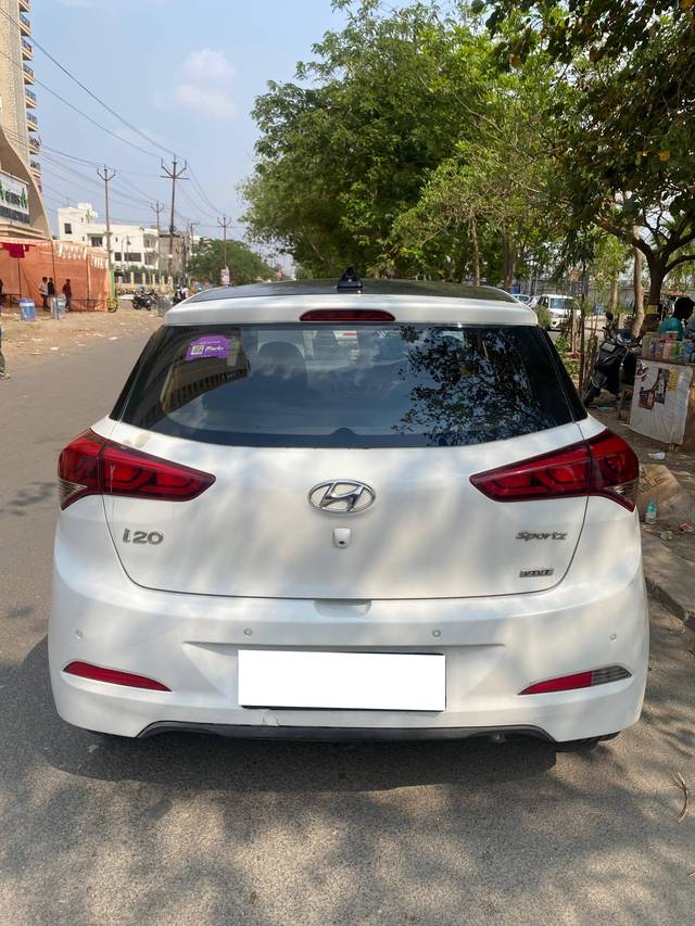 https://images10.gaadi.com/usedcar_image/4473443/original/processed_84e0fe28-3f1f-4862-a182-527f64eb9dc1.jpg?imwidth=6400