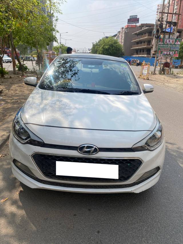 https://images10.gaadi.com/usedcar_image/4473443/original/processed_f3a2d3fa-b1f8-40c3-be23-0cd57e4a084f.jpg?imwidth=6401