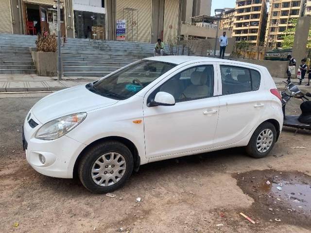 https://images10.gaadi.com/usedcar_image/4473720/original/processed_881e8922-c989-4a7e-87fe-2111a872b551.jpeg?imwidth=6402