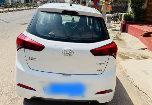https://images10.gaadi.com/usedcar_image/4474433/original/b1f3d14e-7023-4801-9b1a-acfd0e68c1a0.?imwidth=6402