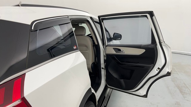 Second-hand 2021 Mahindra XUV700 AX7 6 Str Diesel for sale in Lucknow-25