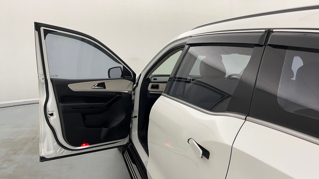 Second-hand 2021 Mahindra XUV700 AX7 6 Str Diesel for sale in Lucknow-27