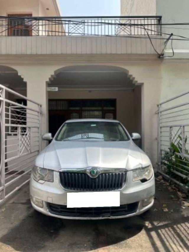 https://images10.gaadi.com/usedcar_image/4476520/original/processed_998d587e-a1e9-466b-8c61-f961662898e9.jpeg?imwidth=6400
