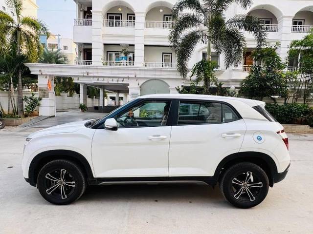 https://images10.gaadi.com/usedcar_image/4477028/original/processed_840a94bb-94f8-4831-918b-aec0e3f7b819.jpeg?imwidth=6402