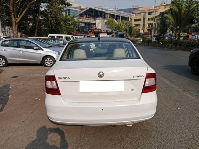 https://images10.gaadi.com/usedcar_image/4477232/original/processed_7e7f4759345a75d29059eeb7723ee9d1.jpg?imwidth=6401