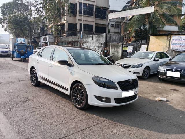 https://images10.gaadi.com/usedcar_image/4477232/original/processed_f09a5d88a7f4f1bada7bee065f1d1553.jpg?imwidth=6400