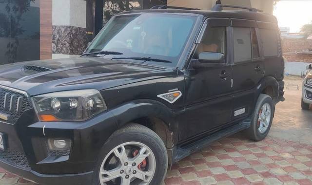https://images10.gaadi.com/usedcar_image/4478302/original/processed_7584cfbe-96d5-44f8-a307-32c7f77f651e.jpg?imwidth=6400