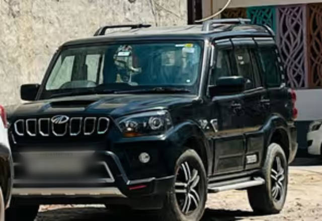 https://images10.gaadi.com/usedcar_image/4478872/original/4dc338bd-ec98-4521-9228-f8e88456c6b9.?imwidth=6400