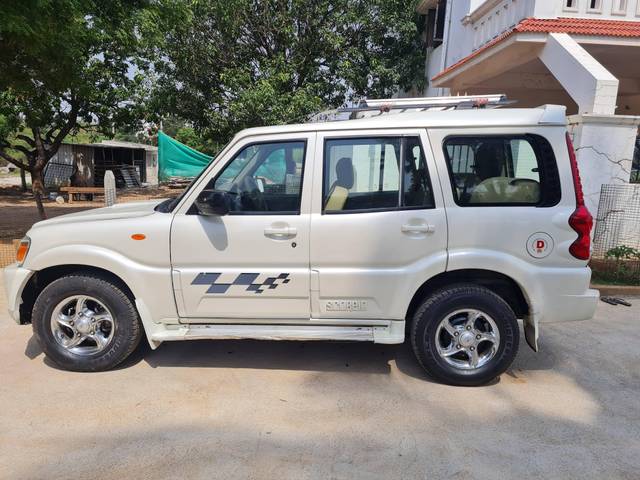 https://images10.gaadi.com/usedcar_image/4480169/original/processed_ef40b86bd79873d158d6a5d2dcda31c8.jpg?imwidth=6401
