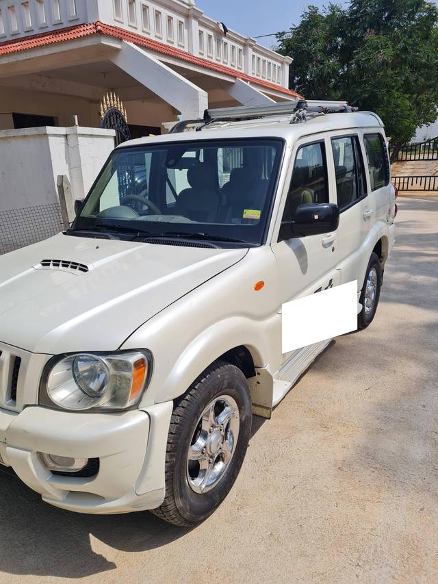 https://images10.gaadi.com/usedcar_image/4480169/original/processed_f657c69faa4bed196d3d682616d5f1a6.jpg?imwidth=6402