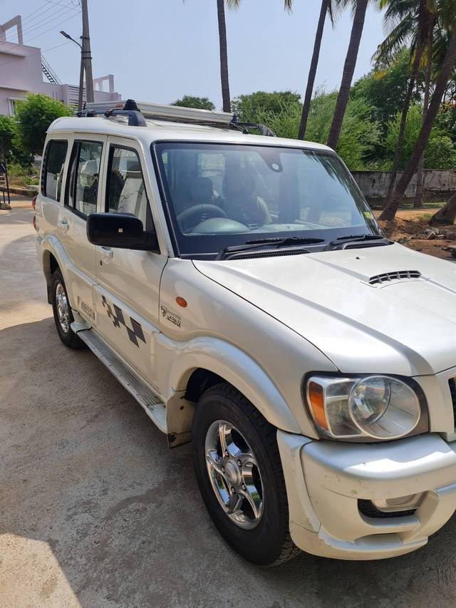 https://images10.gaadi.com/usedcar_image/4480169/original/processed_fc46068cc140adf19d4392adad854ee8.jpg?imwidth=6400