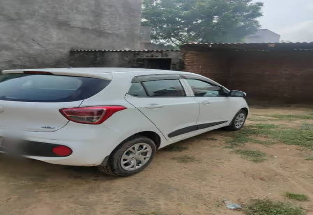 https://images10.gaadi.com/usedcar_image/4480661/original/efb916b7-4ff2-4206-bbb2-d00f20bd27cb.?imwidth=6401